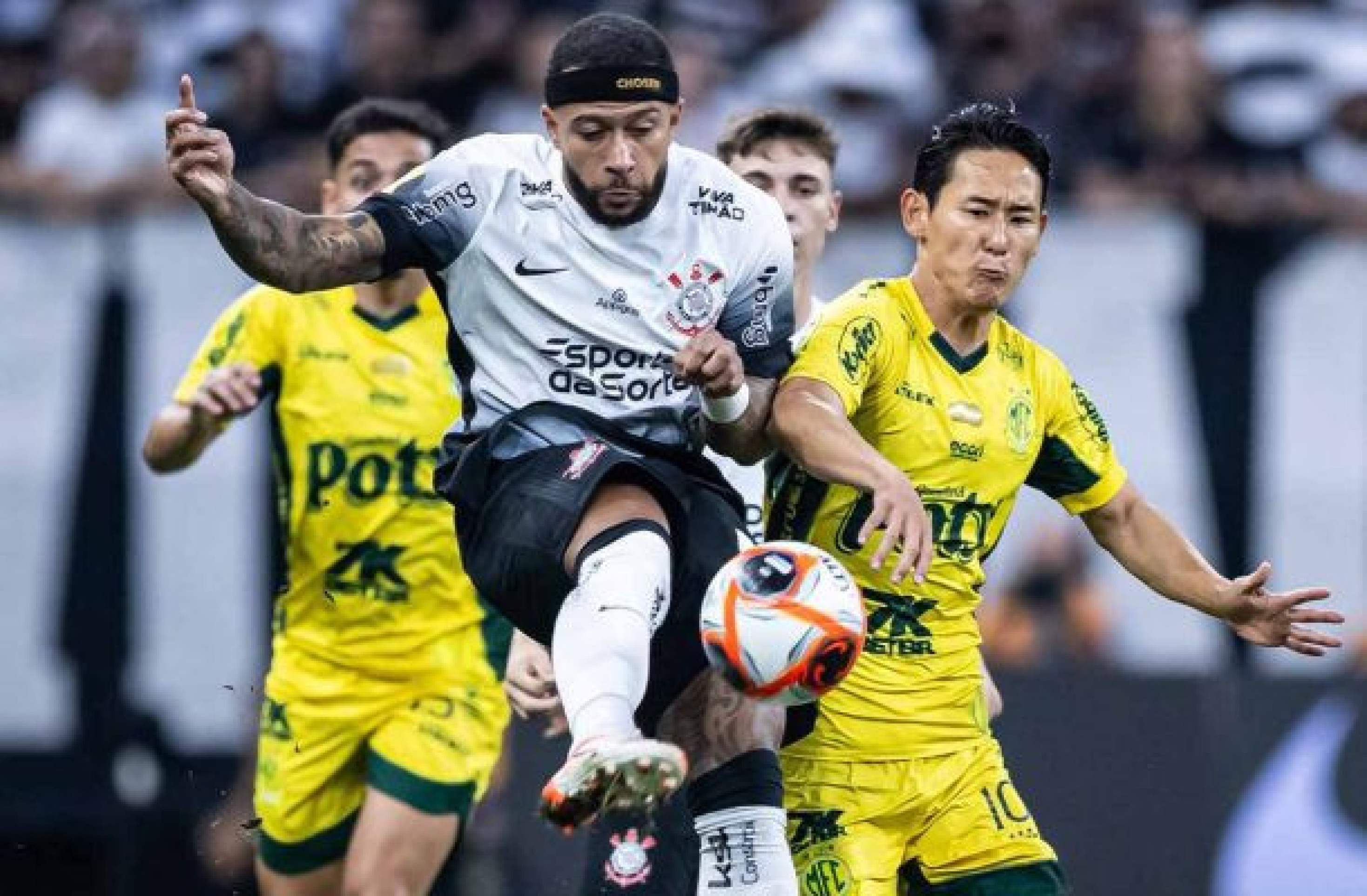 Memphis e Romero comandam o Carnaval do classificado Corinthians em Itaquera