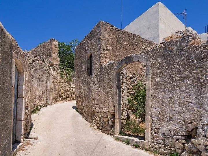 A ilha também possui uma rica história medieval, com diversos castelos e fortalezas que podem ser visitados. 