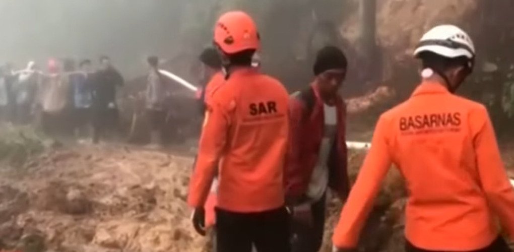 Fora os terremotos e as erupções vulcânicas, também ocorrem acidentes de menor impacto, mas capazes de causar danos e perdas. Em 22/1/2025, um deslizamento de terra durante chuvas torrenciais deixou 25 mortos na cidade de Pekalongan, na província de Java Central. 