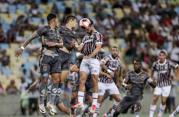 VOLTA REDONDA - Com um erro do lateral experiente Wellington Silva logo nos primeiros minutos, levou o primeiro gol e acabou ficando perdido na partida. Teve um rápido momento de controle no primeiro tempo com duas oportunidades em seguidas, mas depois voltou a ter dificuldade de encontrar espaços, ficar com a bola e levar perigo. Jean Drosny teve boas defesas e evitou um placar pior. Nota: 4,0 - Foto:  LUCAS MERÇON / FLUMINENSE F.C.