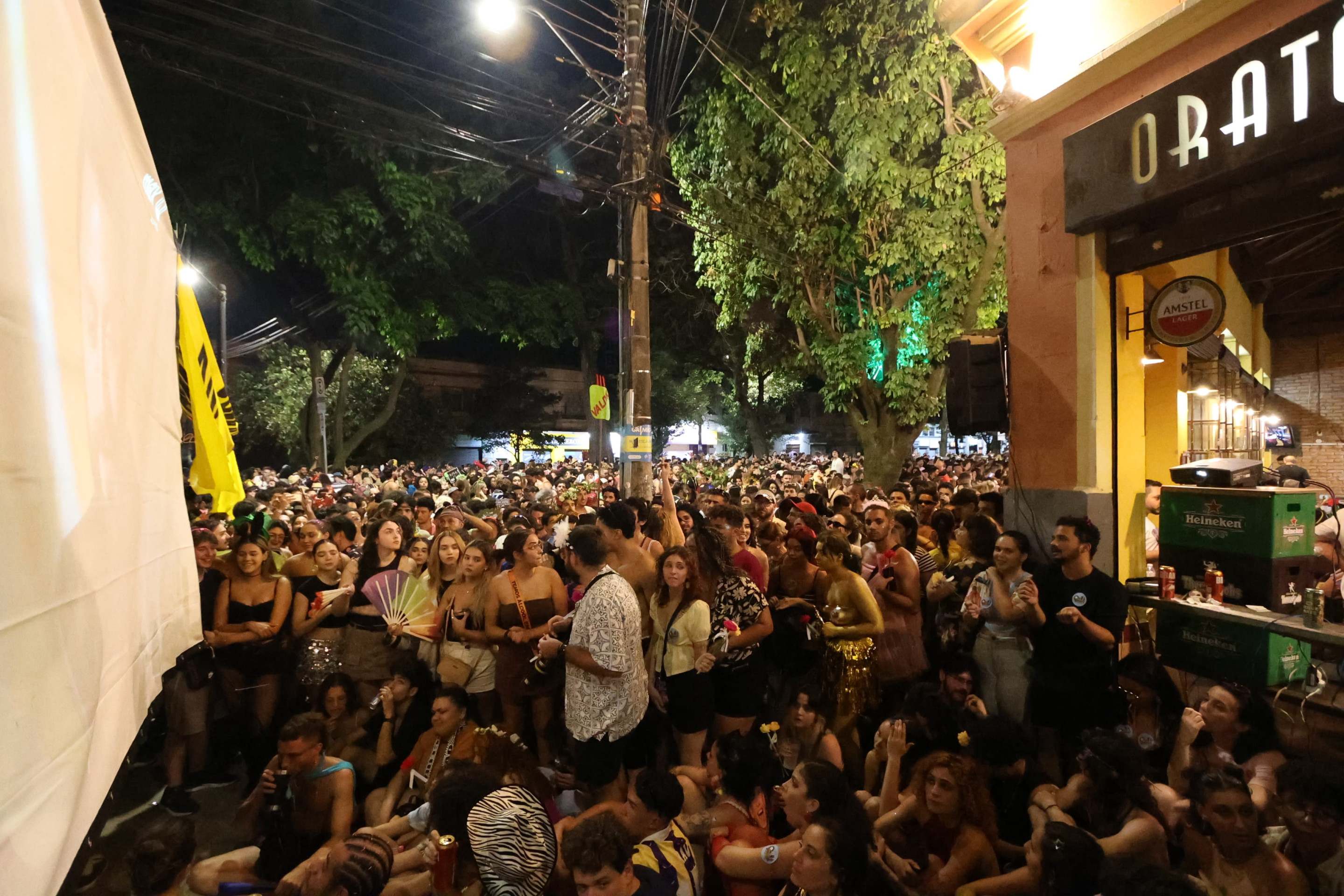 As ruas de BH estão cheias de foliões para assistir a cerimônia do Oscar e torcer por 'Ainda estou aqui'-Marcos Vieira/EM/D.A