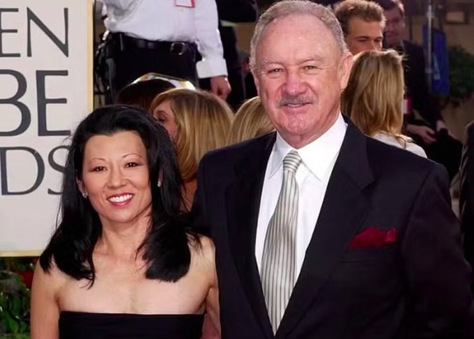 Segundo informaÃ§Ãµes divulgadas pela agÃªncia de notÃ­cias Reuters, o xerife Adan Mendoza, do condado de Santa FÃ©, informou que o casal morreu junto com seu cachorro.