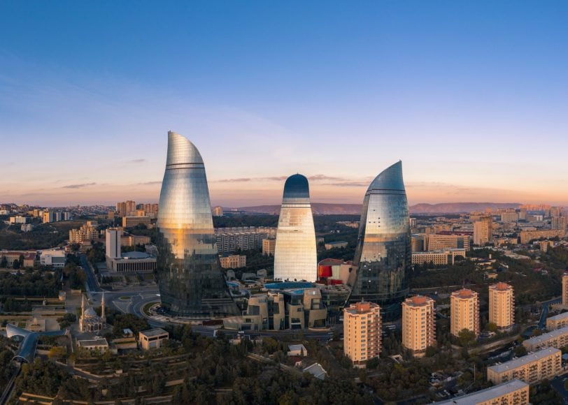 12. Baku, AzerbaijÃ£o (32,1 milhÃµes de menÃ§Ãµes; TikTok: 13,2 bilhÃµes) - CulinÃ¡ria marcante e arquitetura moderna fazem a capital do AzerbaijÃ£o ser um destino muito procurado por turistas!