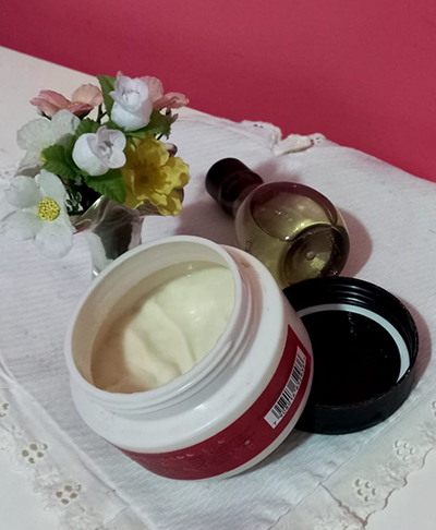 Uma vez por semana, Ã© recomendado o uso de mÃ¡scara capilar, para uma hidrataÃ§Ã£o mais profunda. Ã? importante verificar a mÃ¡scara adequada para cada tipo de cabelo. Passe a mÃ¡scara apÃ³s lavar os cabelos e deixe agir por 5 minutos antes do enxague. -DivulgaÃ§Ã£o MÃŽnica SÃ¡ 
