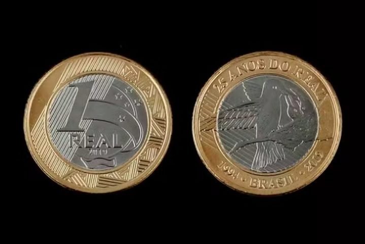 Desde então, o real sofreu uma desvalorização significativa. A inflação oficial acumulada no país alcançou 708% nesses últimos 30 anos. Hoje, uma moeda de R$ 1 teria o valor equivalente a R$ 0,12 naquela época.