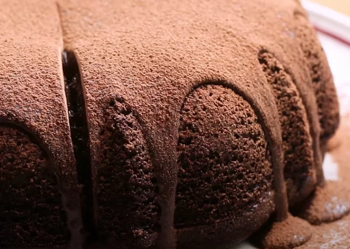 6º) Molten Chocolate Cake (EUA): Também conhecido como Lava Cake, é uma sobremesa de chocolate famosa por seu interior cremoso e fluido que escorre ao ser cortada. -reprodução/youtube