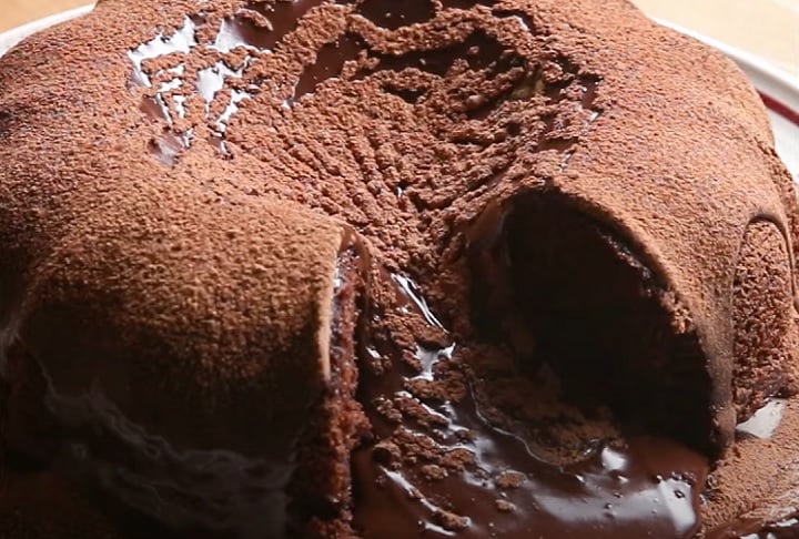 Durante o processo de cozimento, o exterior do bolo fica firme, enquanto o centro permanece derretido, criando o efeito de “lava” de chocolate quente.-reprodução/youtube