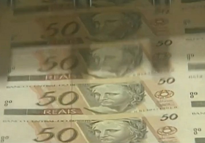 Privatizações: A venda de empresas estatais ineficientes contribuiu para reduzir o tamanho do Estado, melhorar a alocação de recursos e gerar receita para o governo.