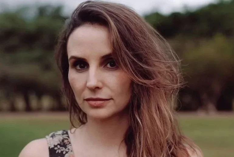 Democracia em Vertigem - Documentário dirigido pela brasileira Petra Costa (foto), que enfoca os episódios que levaram ao impeachment da presidente Dilma Rousseff em 2016. Foi indicado a Melhor Documentário em 2020.


