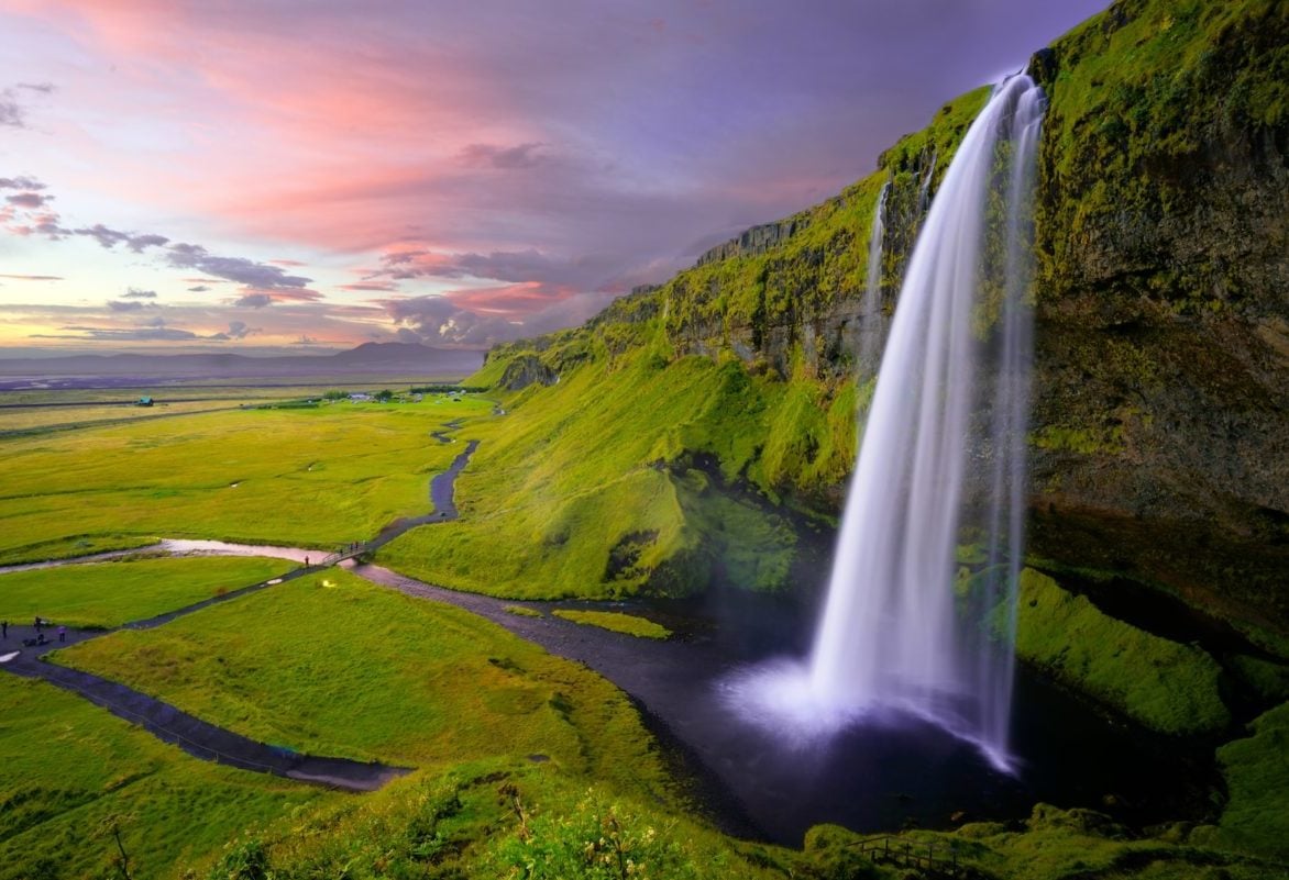 22. Islândia (Instagram: 14,2 milhões de menções; TikTok: 3,7 bilhões) - O país é conhecido por suas magníficas paisagens naturais, com cachoeiras de tirar o fôlego e rochas vulcânicas espalhadas por todo canto.