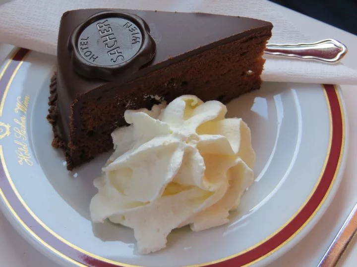 A receita tradicional consiste em duas camadas de um bolo mais denso, com uma fina camada de geleia de damasco, e coberto com uma cobertura de chocolate escuro. Geralmente, é servido com chantilly.-Stefanie Laubscher por Pixabay