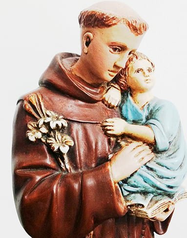 12 de junho foi a data escolhida por ser véspera do Dia de Santo Antônio, que tem fama popular de ser 