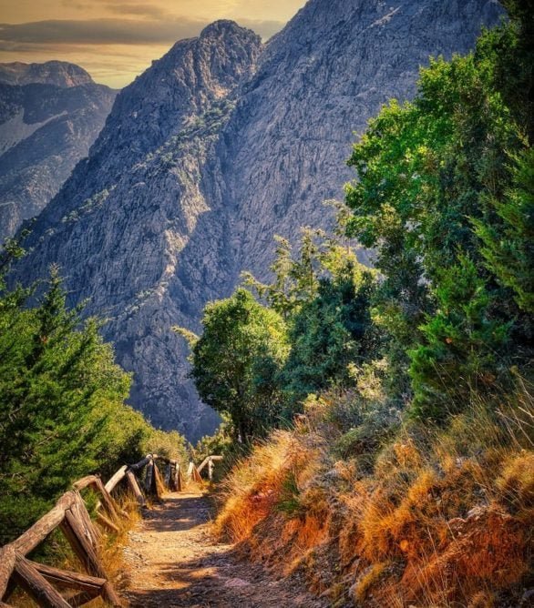 Quem estiver disposto a caminhar bastante (cerca de 6 a 8 horas, dependendo do seu ritmo), pode seguir uma trilha que passa pelas paredes do desfiladeiro, que chegam a quase 300 metros de altura! No final, é servida uma refeição em uma taverna com vista para o Mar Mediterrâneo.