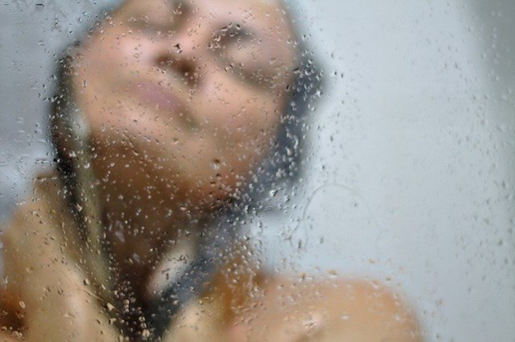 Com os cabelos ainda úmidos, passe o creme para pentear, indicado para o tipo de cabelo.  Espalhe o creme nas mãos antes de levar à cabeça, para que ele não fique mais concentrado num único ponto. - luis wilker pixabay