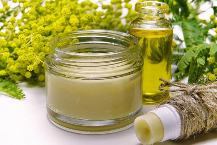 O uso de esfoliantes ajuda na prevenção. O ideal é fazer esfoliação uma vez por semana. Se a pele for muito oleosa, a aplicação pode ser duas vezes por semana. Mais do que isso, não é recomendado, para não tirar a proteção natural da pele.  -silviarita pixabay
