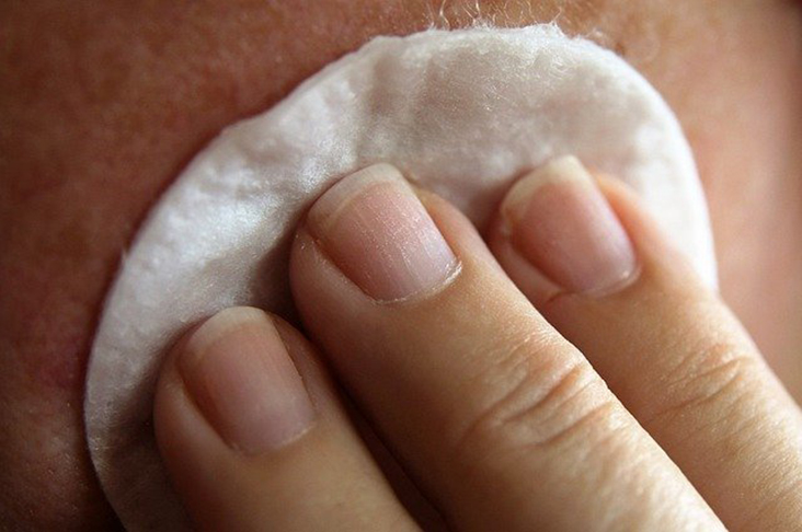 Remova a maquiagem antes de dormir. A higiene e limpeza da pele reduzem o risco de acne e cravos, atenua a oleosidade e age como antioxidante, prevenindo o envelhecimento da pele. - chezbeate pixabay