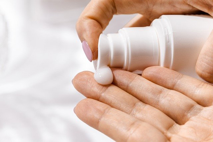 Use filtro solar. Isso ajuda a evitar ressecamento, oleosidade excessiva e doenças de pele. Aplique o protetor 15 minutos antes da exposição solar e reaplique se houver transpiração ou se o corpo se molhar.-adorebeautyNZ pixabay