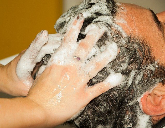 O sal da Ã¡gua do mar, o cloro da piscina e a radiaÃ§Ã£o solar tendem a ressecar os cabelos. Shampoo e condicionador com componentes para hidrataÃ§Ã£o sÃ£o ideais. - jacqueline macou pixabay