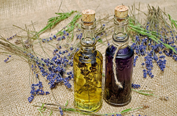 O uso de Ã³leos corporais durante o banho ajuda a manter a pele hidratada, pois cria uma fina camada de proteÃ§Ã£o.  Aplique sobre a pele jÃ¡ limpa, em movimentos circulares, e depois enxague.- couleur pixabay