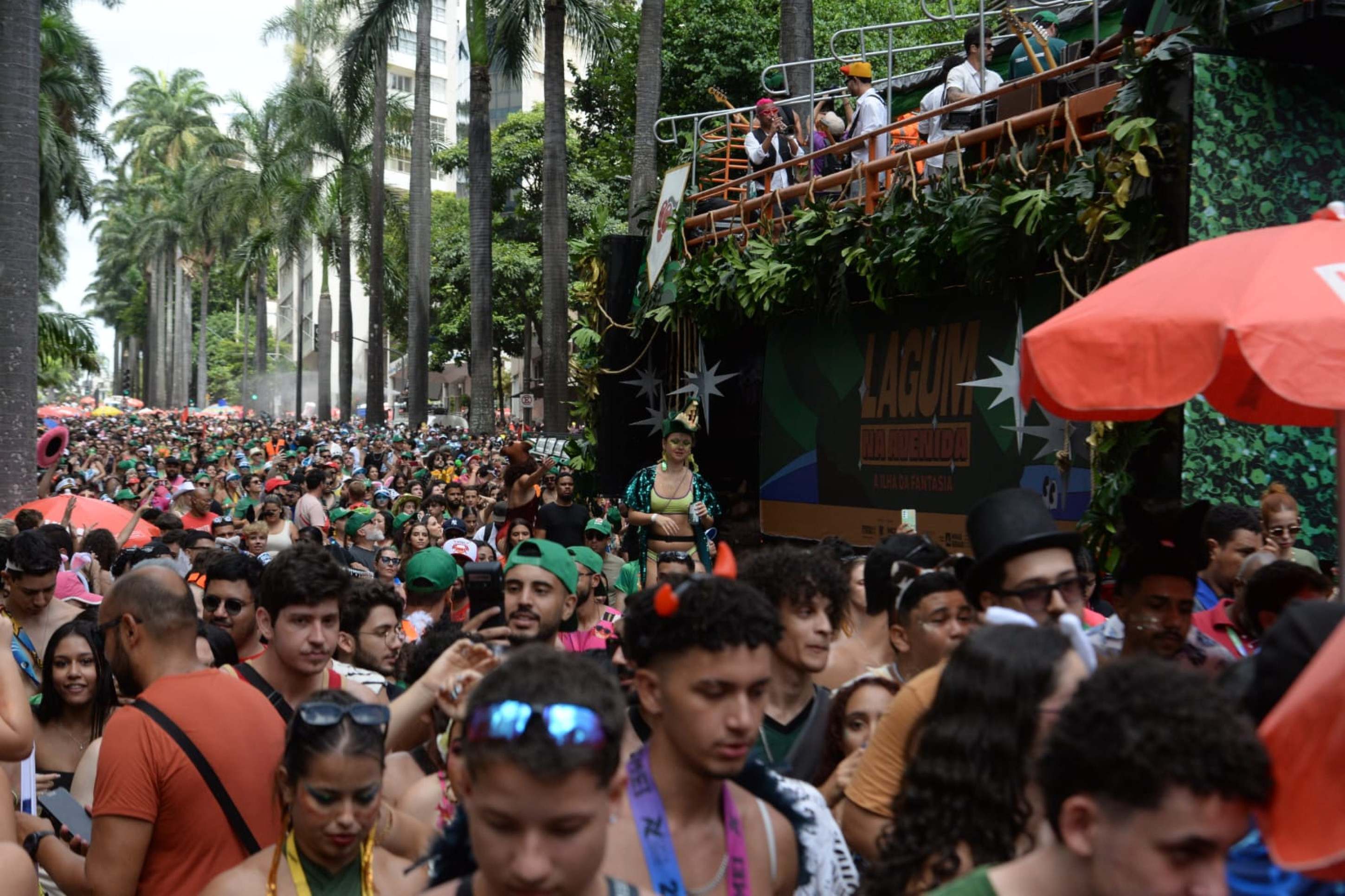 Na sua segunda edição o bloco arrastou milhares de foliões na Av Brasil neste domingo-Tulio Santos/EM/DAPRESS
