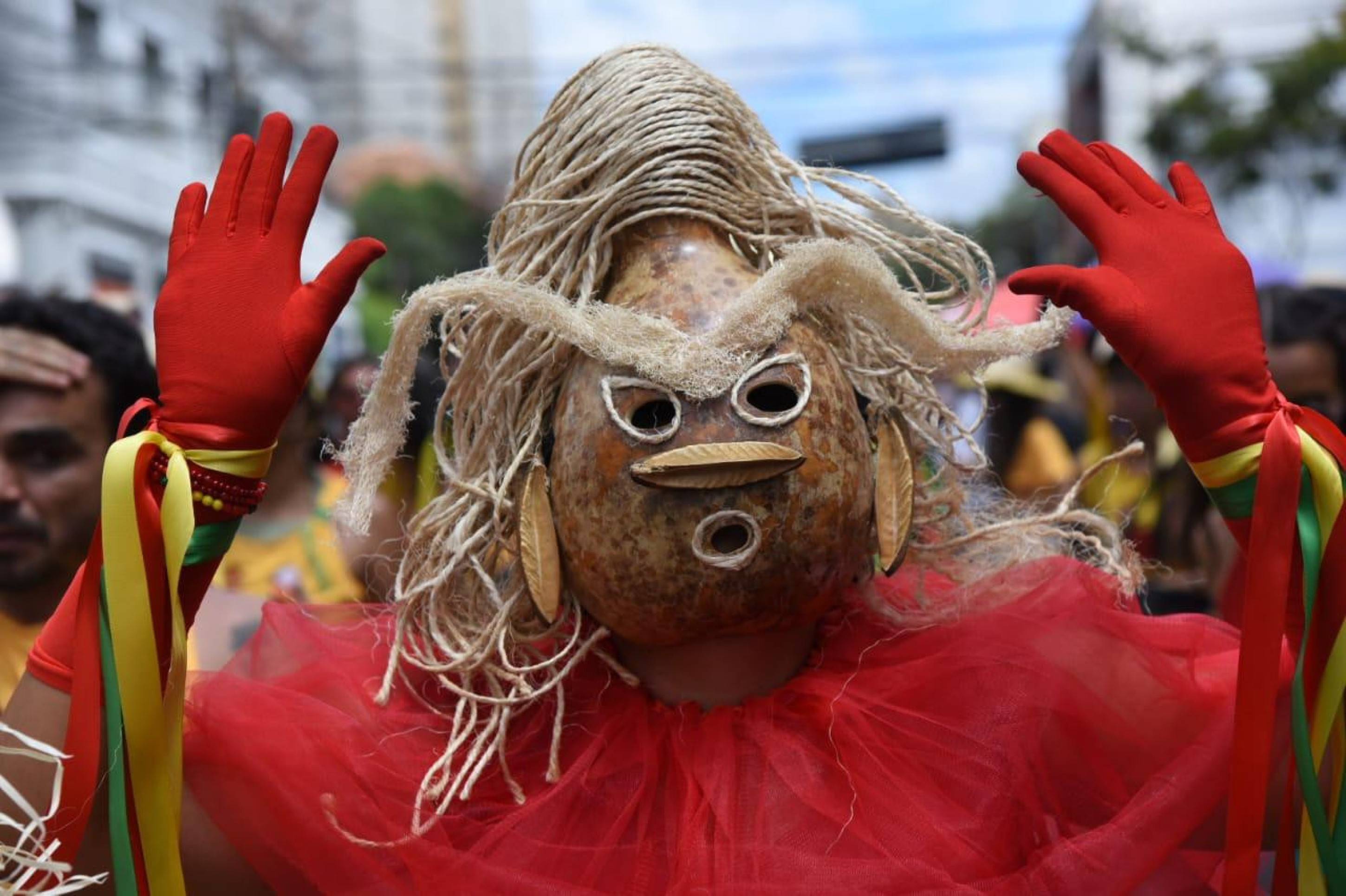  Ao som de dezenas de flautas o Bloco de Pífanos envolveu os foliões na manhã deste domingo de carnaval 