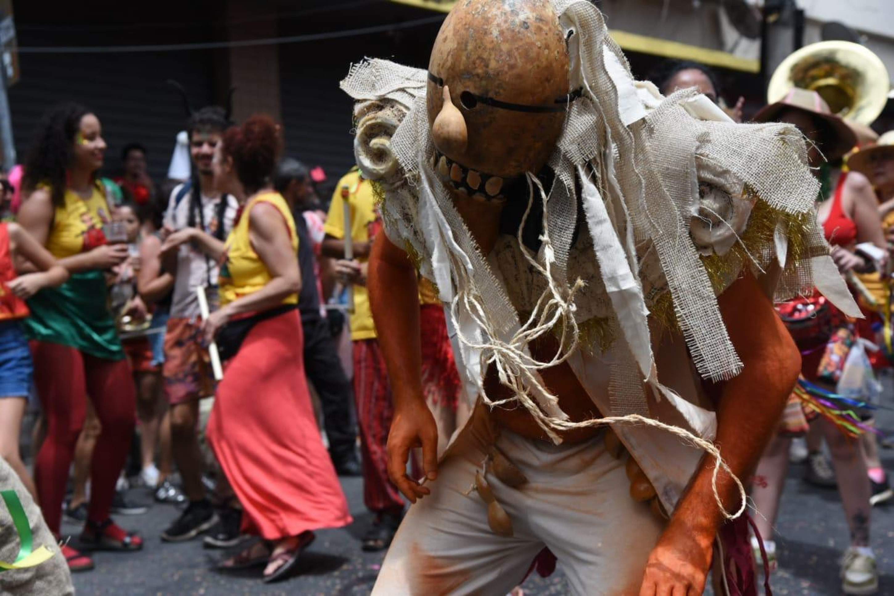  Ao som de dezenas de flautas o Bloco de Pífanos envolveu os foliões na manhã deste domingo de carnaval 