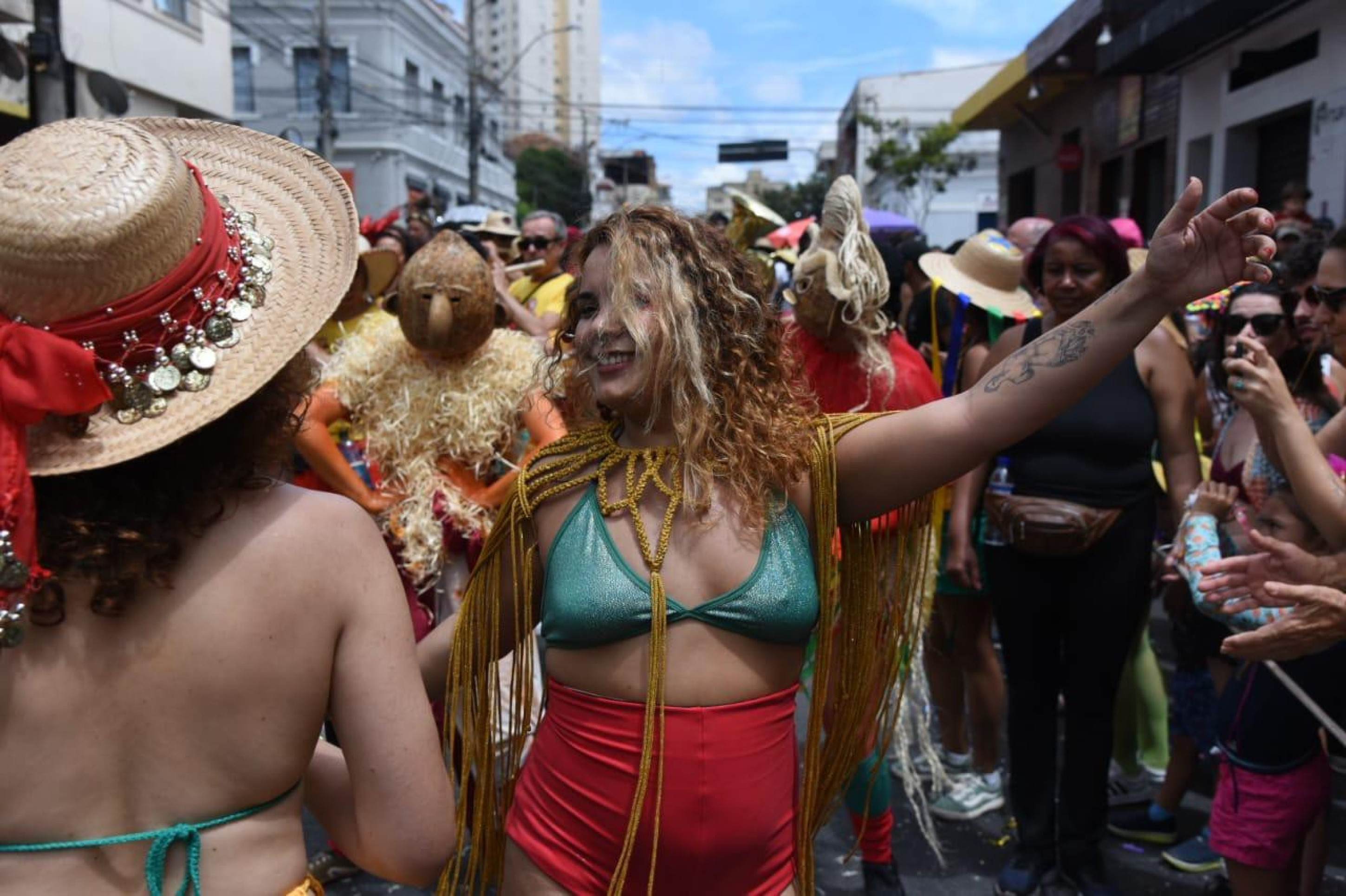  Ao som de dezenas de flautas o Bloco de Pífanos envolveu os foliões na manhã deste domingo de carnaval 