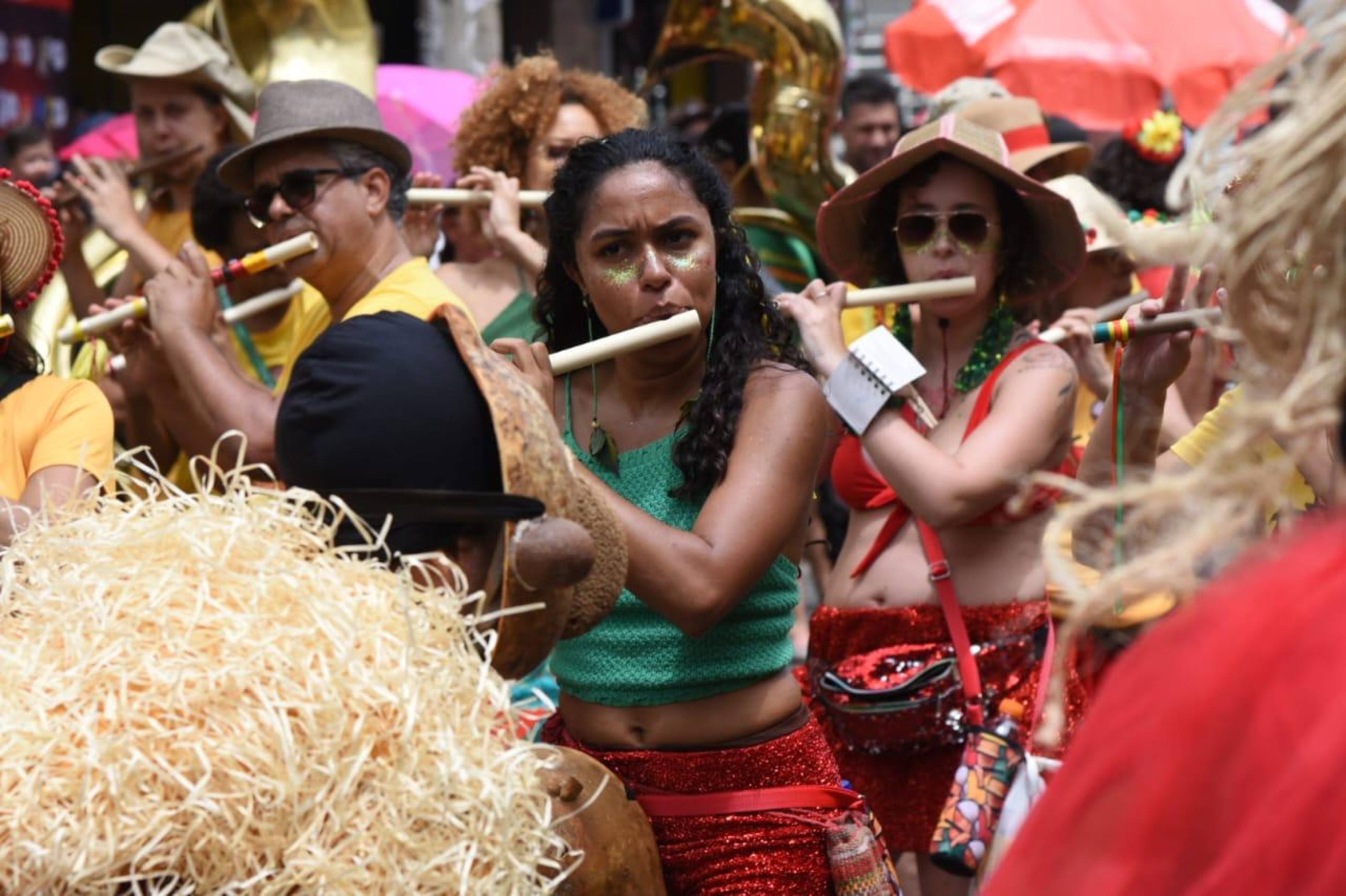  Ao som de dezenas de flautas o Bloco de Pífanos envolveu os foliões na manhã deste domingo de carnaval 