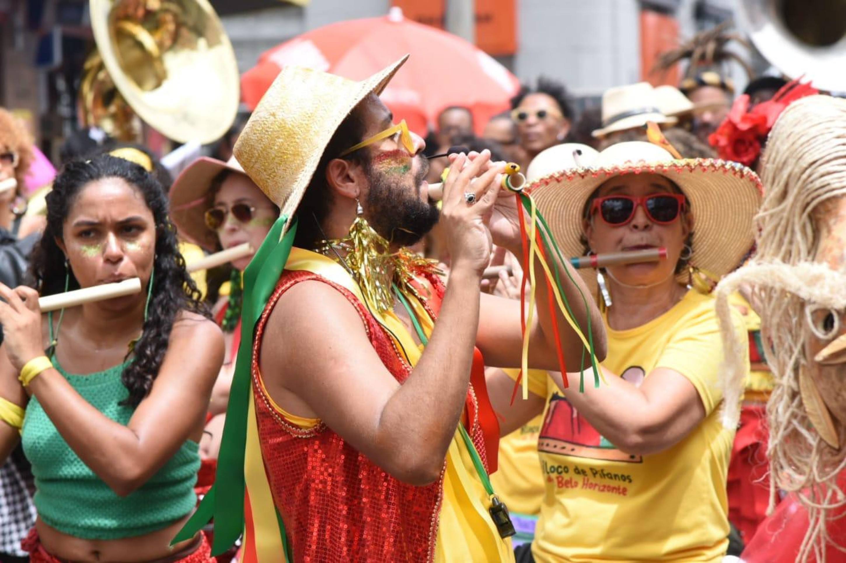  Ao som de dezenas de flautas o Bloco de Pífanos envolveu os foliões na manhã deste domingo de carnaval 