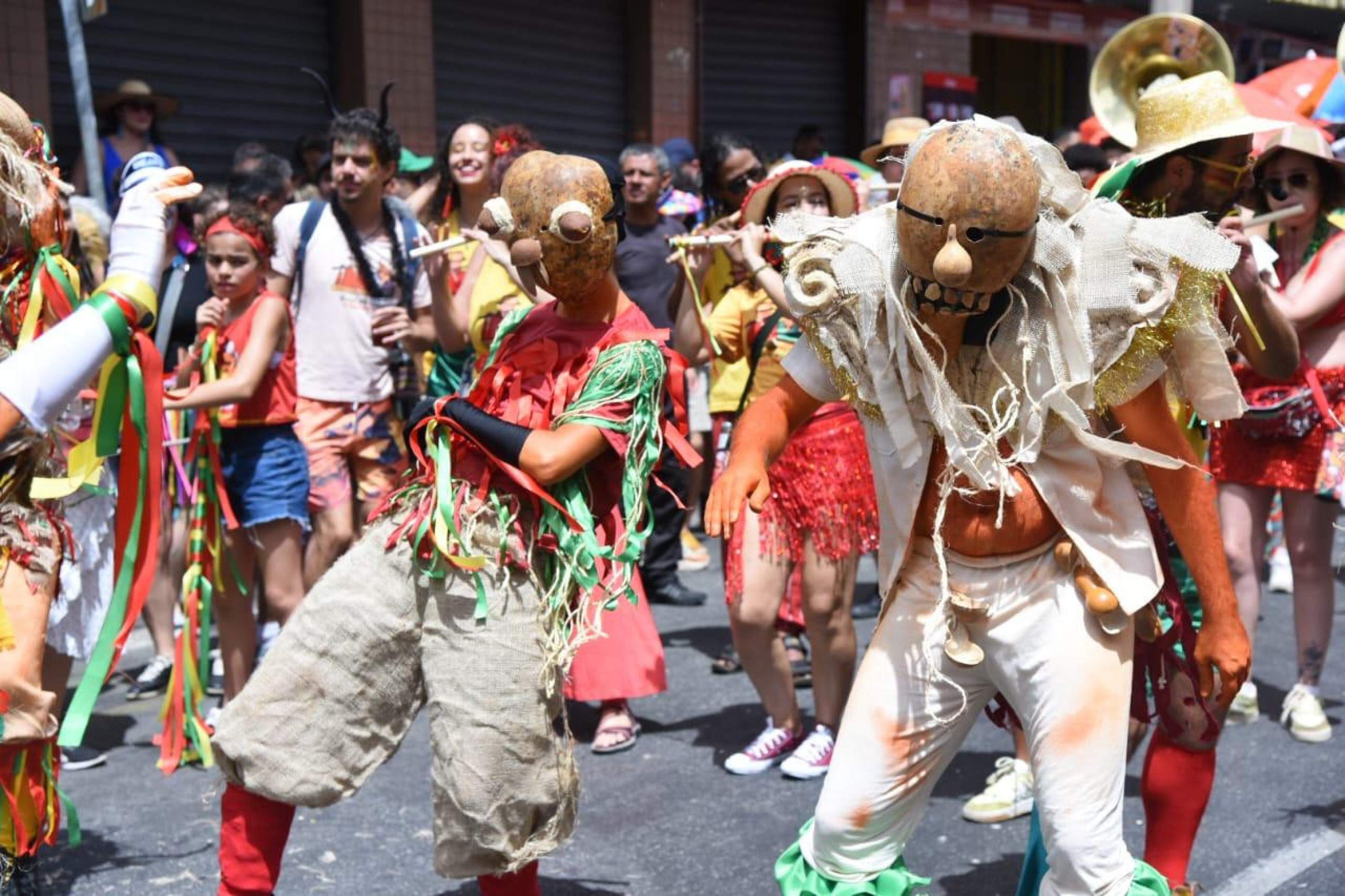  Ao som de dezenas de flautas o Bloco de Pífanos envolveu os foliões na manhã deste domingo de carnaval 