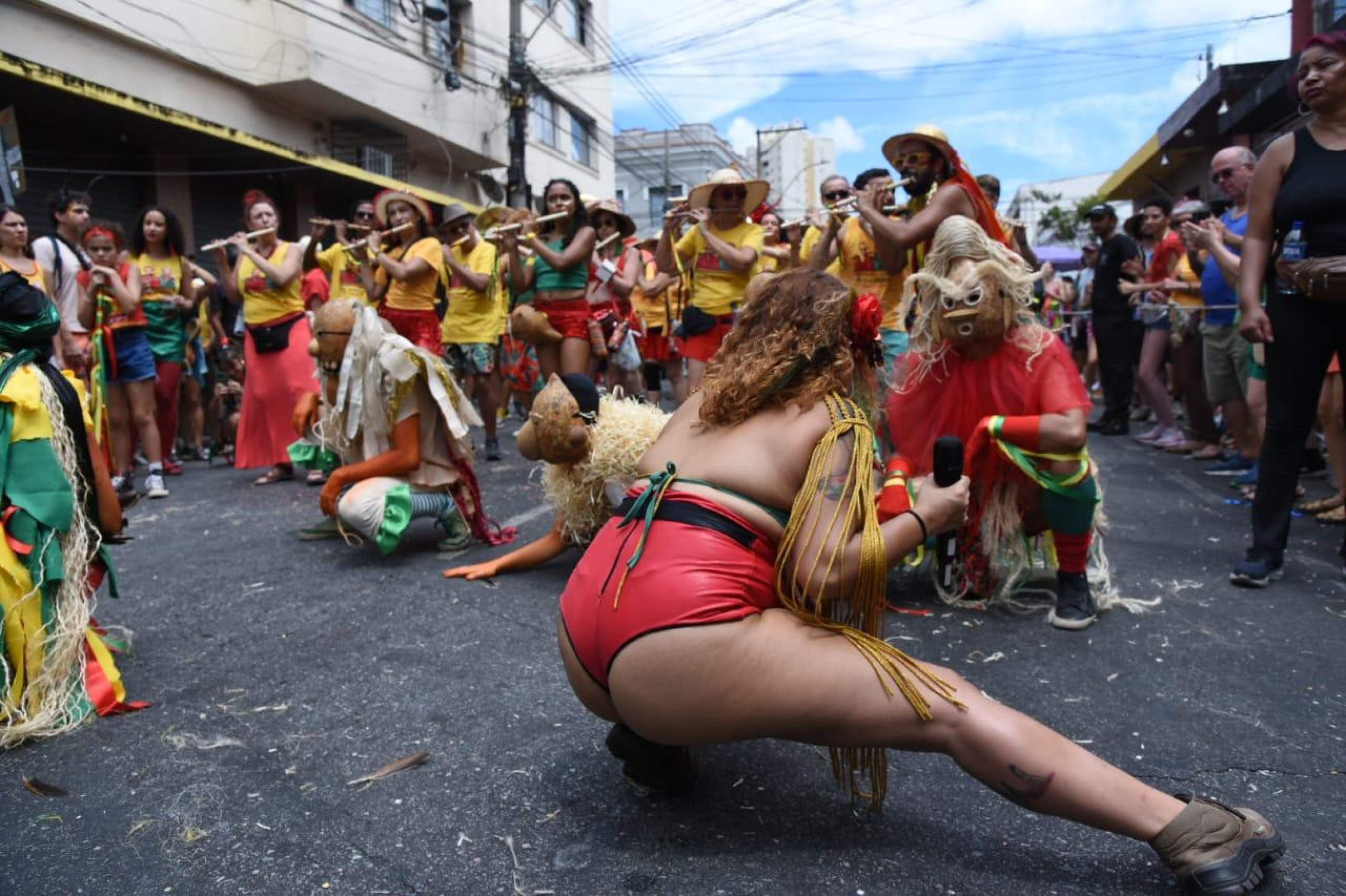  Ao som de dezenas de flautas o Bloco de Pífanos envolveu os foliões na manhã deste domingo de carnaval 