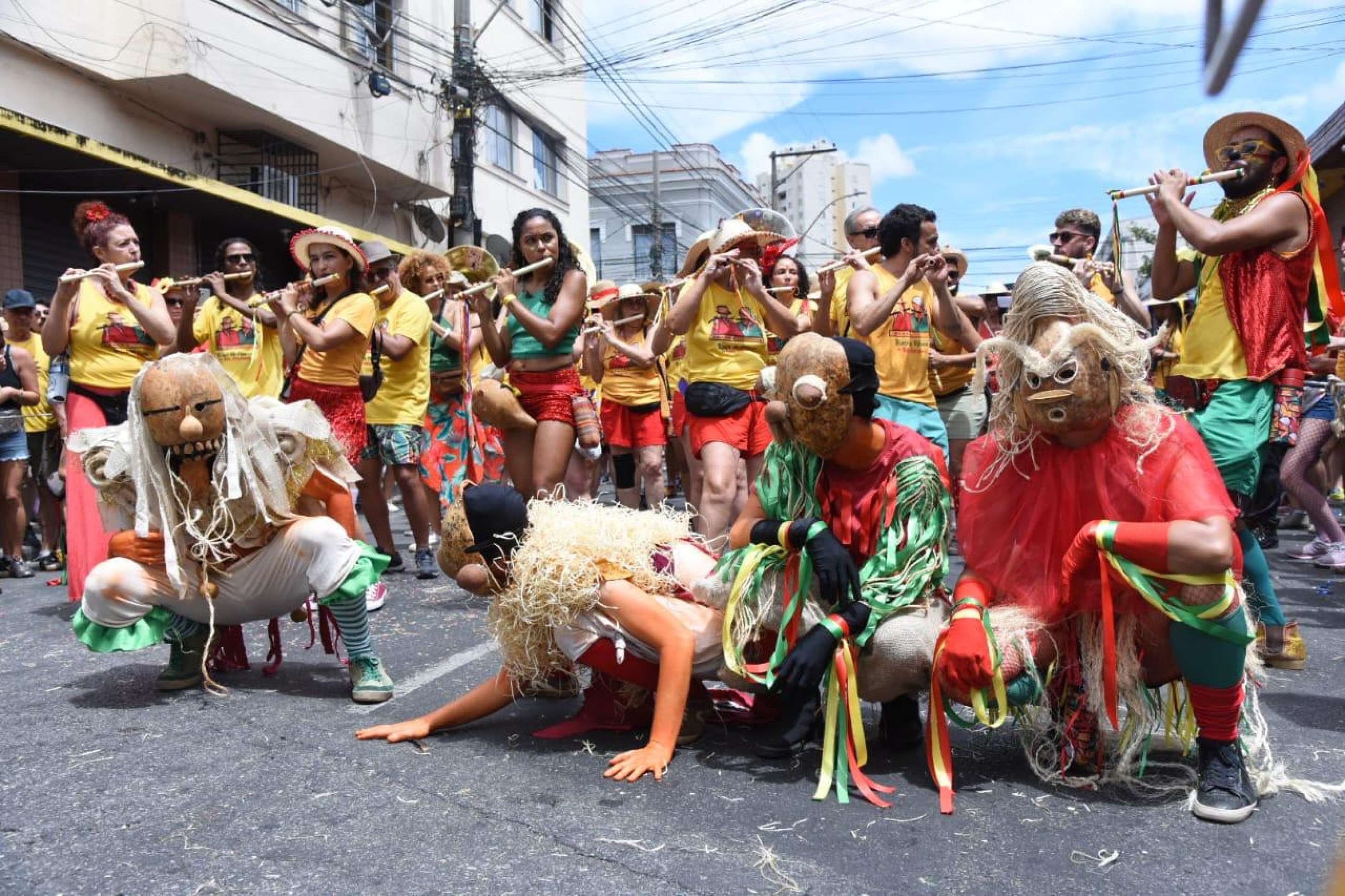  Ao som de dezenas de flautas o Bloco de Pífanos envolveu os foliões na manhã deste domingo de carnaval 