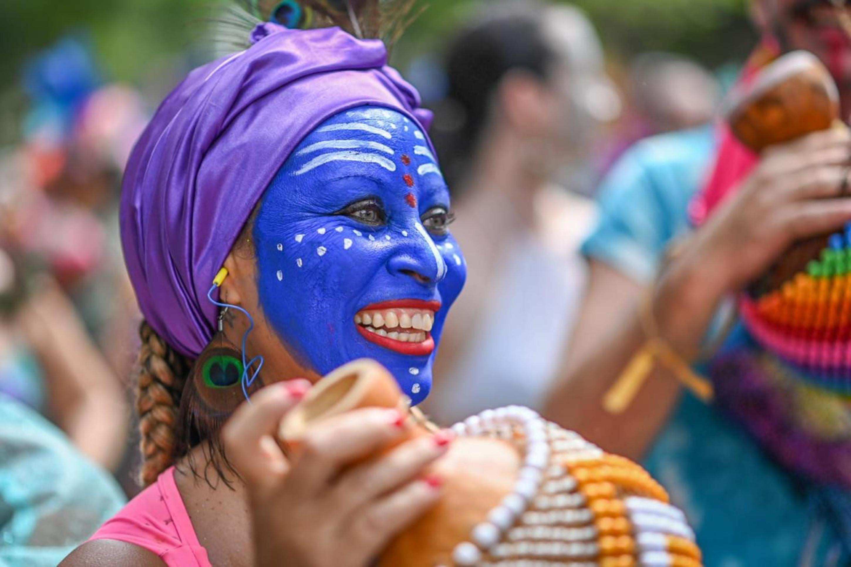 Defendendo a paz e o amor, o bloco Pena de Pavão de Krishna levou para a avenida centenas de foliões -Leandro Couri /EM/DAPRESS