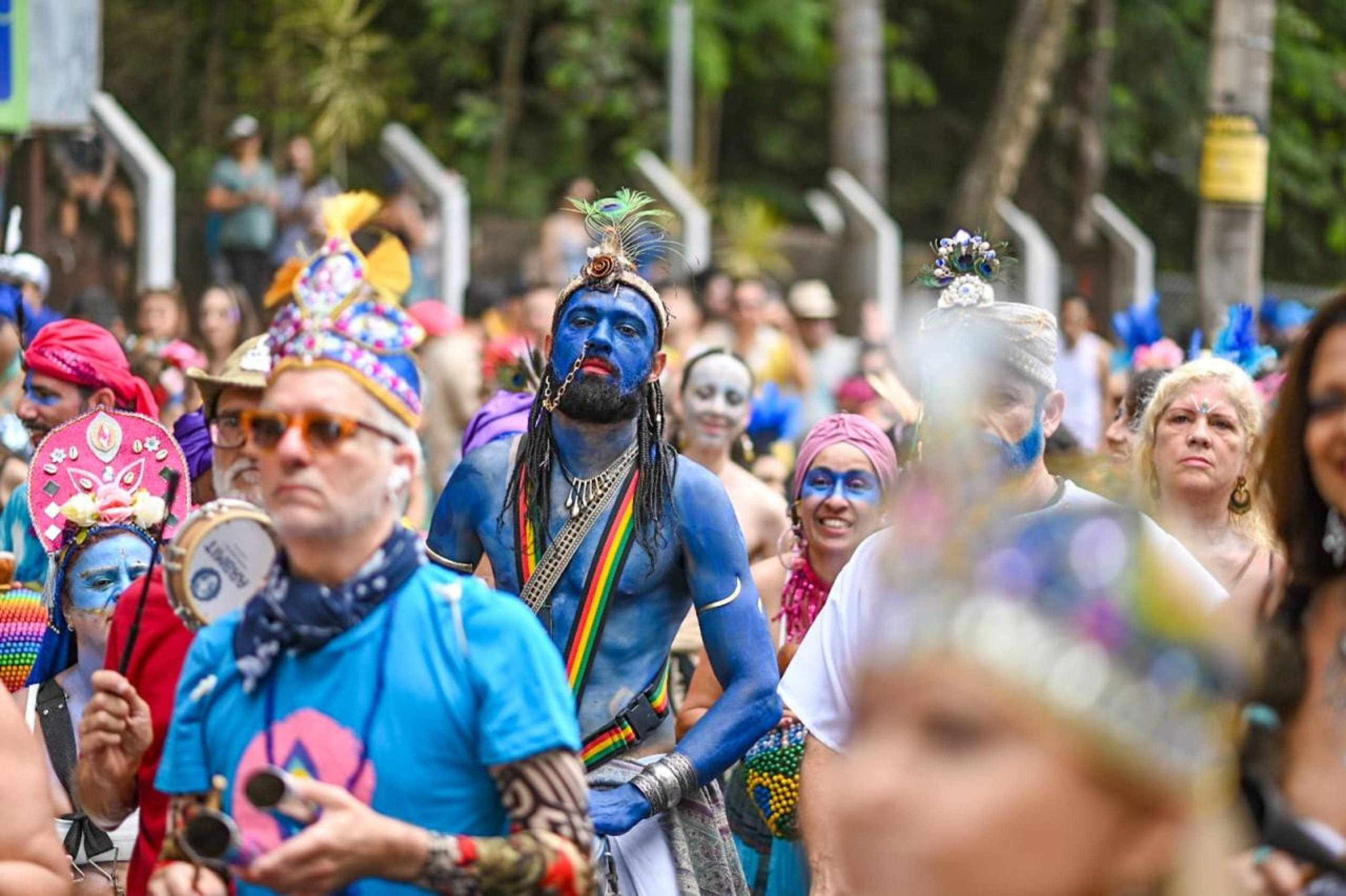 Defendendo a paz e o amor, o bloco Pena de Pavão de Krishna levou para a avenida centenas de foliões -Leandro Couri /EM/DAPRESS