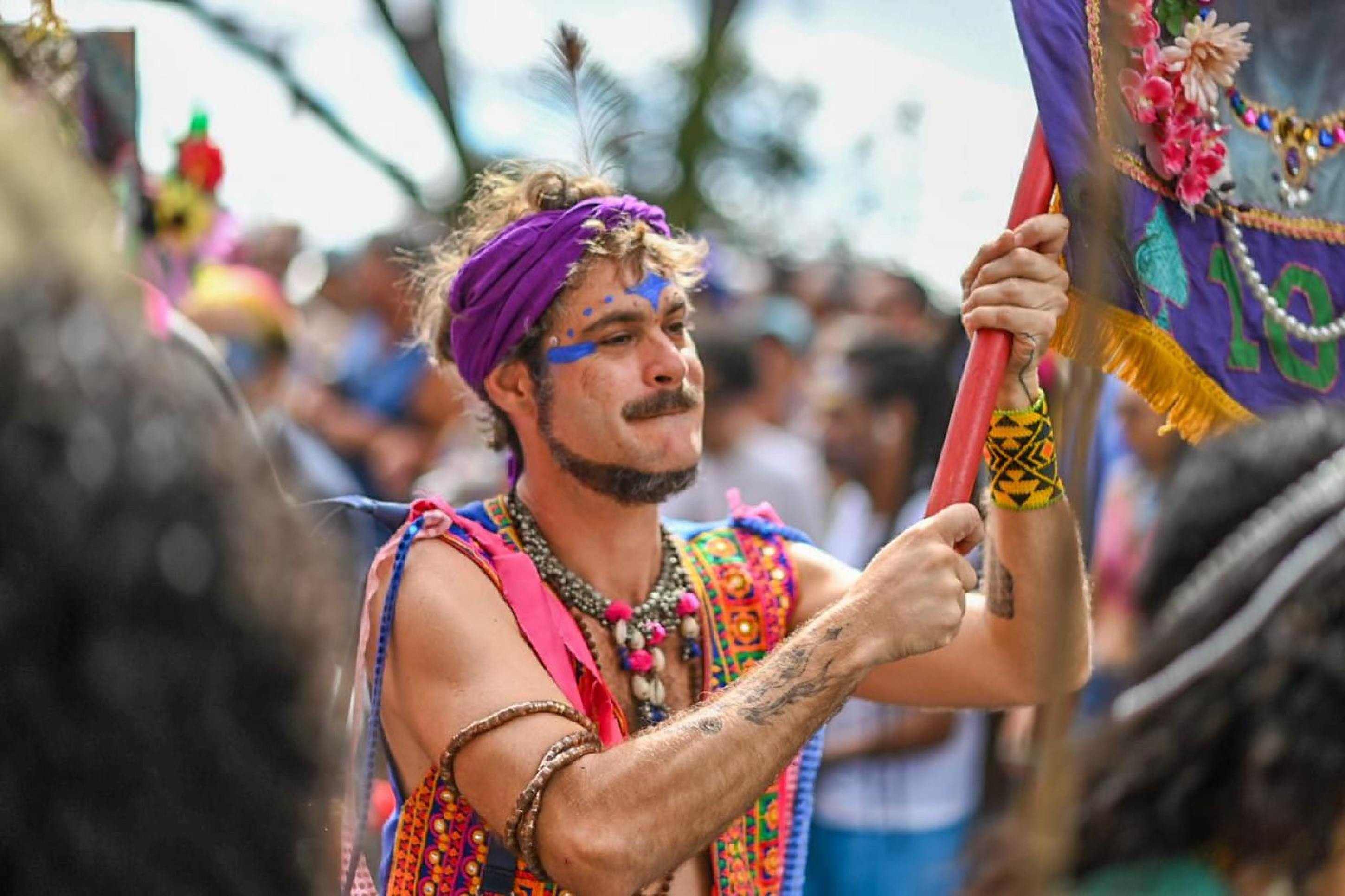 Defendendo a paz e o amor, o bloco Pena de Pavão de Krishna levou para a avenida centenas de foliões -Leandro Couri /EM/DAPRESS