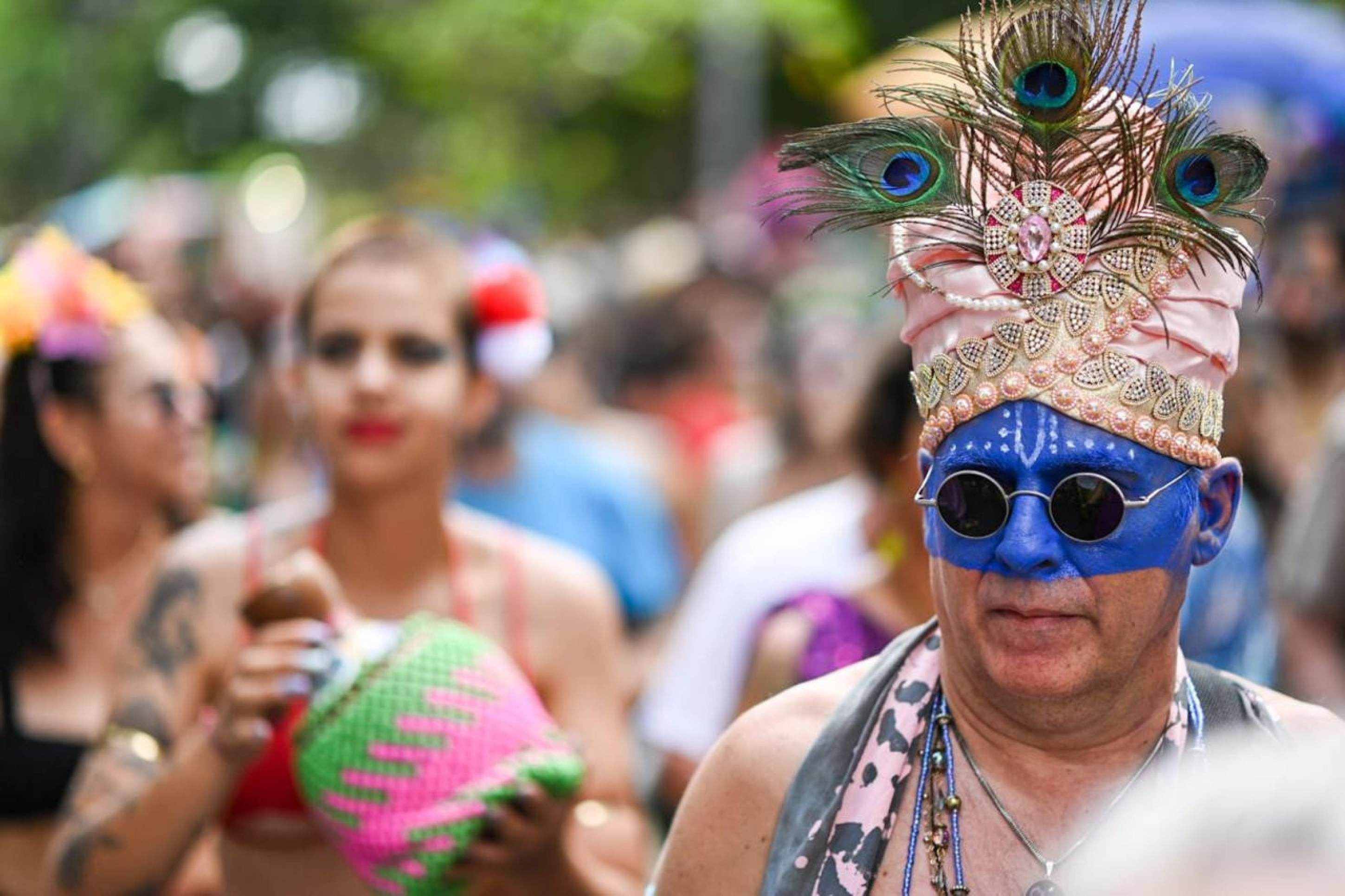 Defendendo a paz e o amor, o bloco Pena de Pavão de Krishna levou para a avenida centenas de foliões -Leandro Couri /EM/DAPRESS