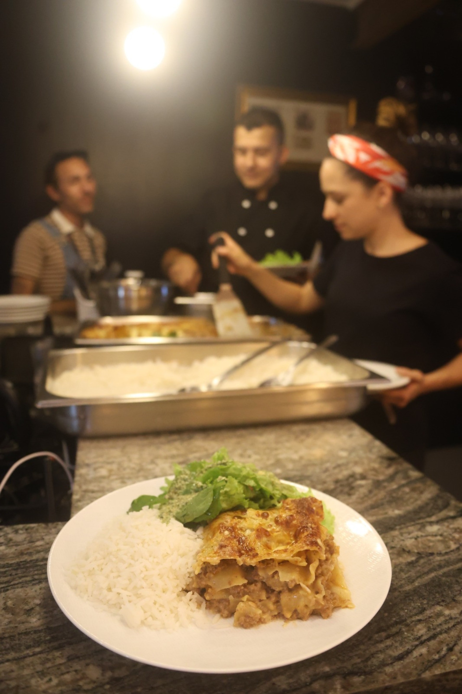 Pratos únicos roubam a cena na refeição coletiva do Per Lui, como a lasanha de costela, servida com arroz e salada Pratos únicos roubam a cena na refeição coletiva do Per Lui, como a lasanha de costela, servida com arroz e salada