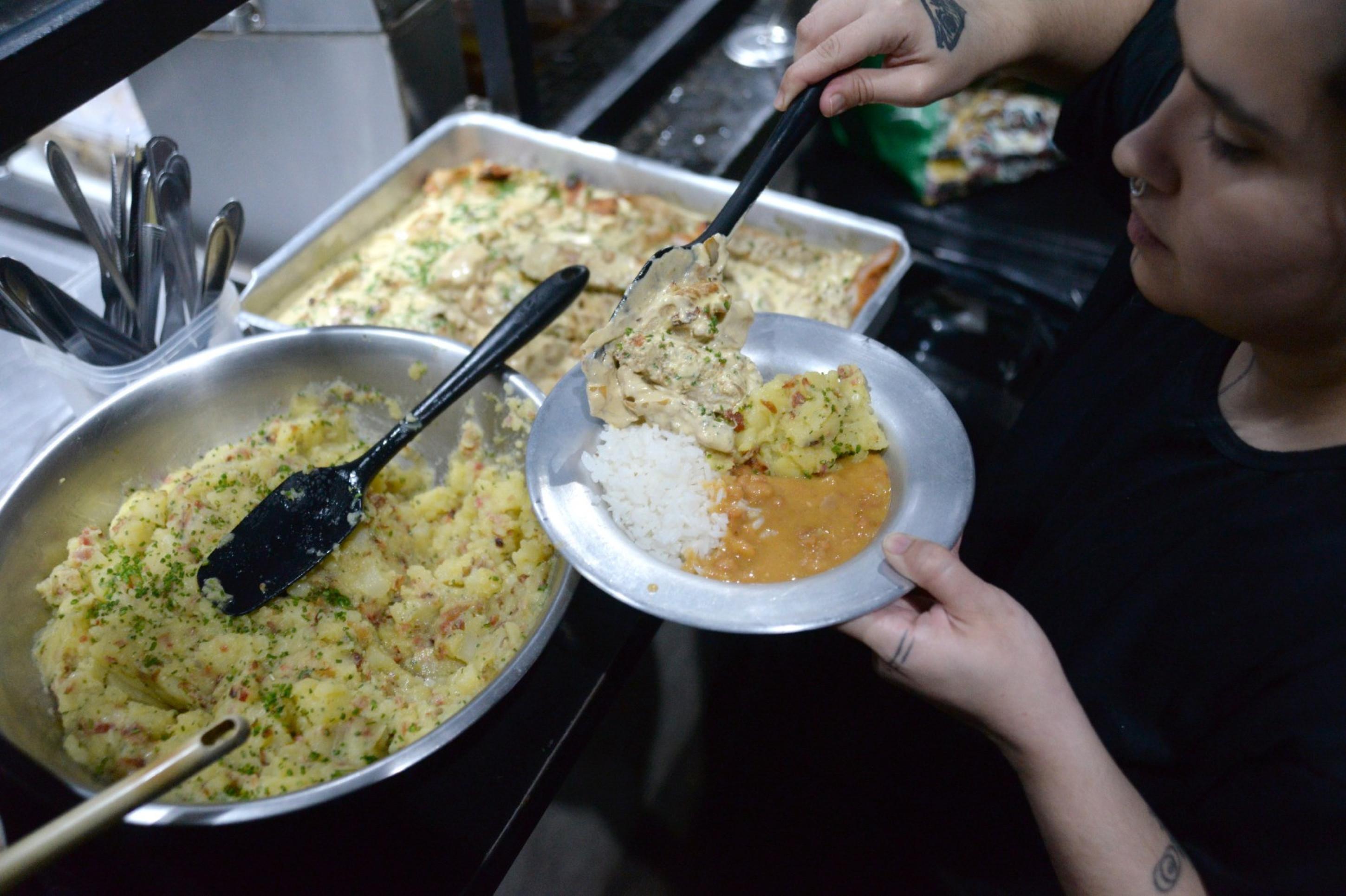 O jantar no Nimbos, que pode ter arroz, feijão, salada de batata alemã e isca de frango ao molho de mostarda, é servido às 17h O jantar no Nimbos, que pode ter arroz, feijão, salada de batata alemã e isca de frango ao molho de mostarda, é servido às 17h