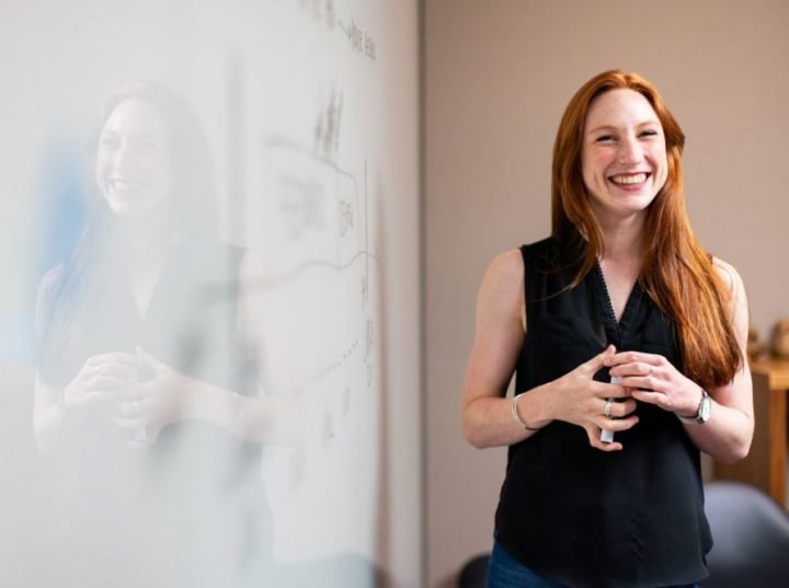 O relatório também destacou os benefícios à saúde dos trabalhadores, incluindo a redução do estresse crônico e o equilíbrio entre trabalho e vida pessoal.