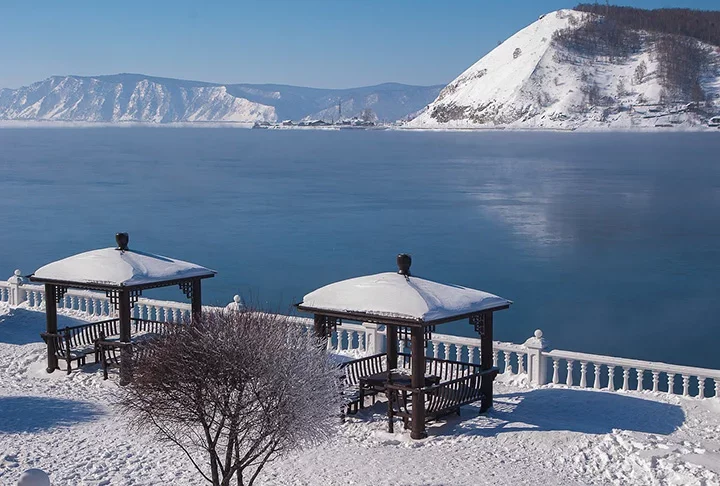 1º- LAGO BAIKAL - Fica na Sibéria, na Rússia, e é o lago mais profundo do mundo. Afinal, tem 1.642 metros de profundidade. Com seus 32 mil km² de área, também é o maior lago de água doce do planeta .