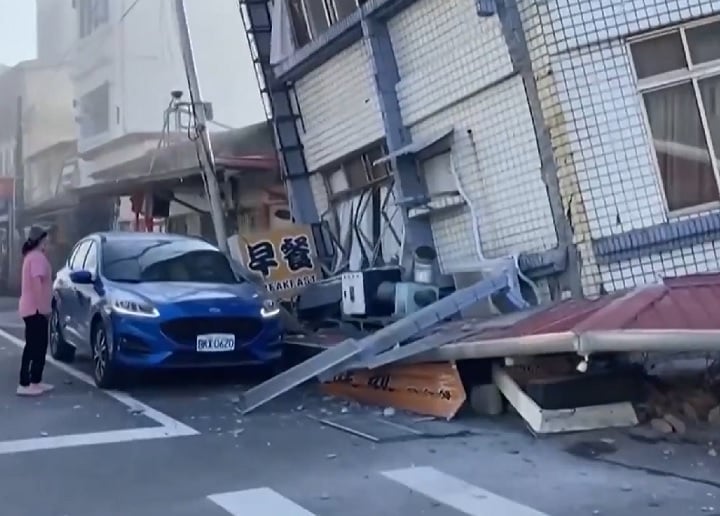 Houve deslizamentos de terra após o terremoto. Em Taipei, a energia foi cortada em parte da cidade. Carros tiveram que parar nas estradas durante o tremor.