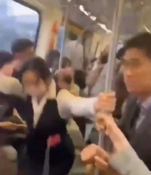 Vários vídeos viralizaram nas redes sociais mostrando o momento do tremor. Um deles mostra pessoas assustadas dentro de um vagão de metrô.