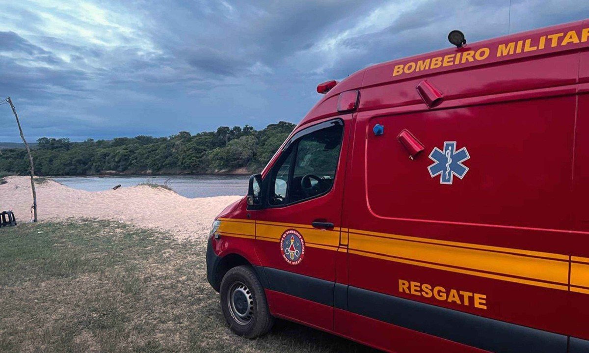 Equipe de bombeiros vasculha o Rio Jequitinhonha atrás de jovem de 28 anos que se afogou em Olhos D'Água -  (crédito: Sala de Imprensa/CBMMG)