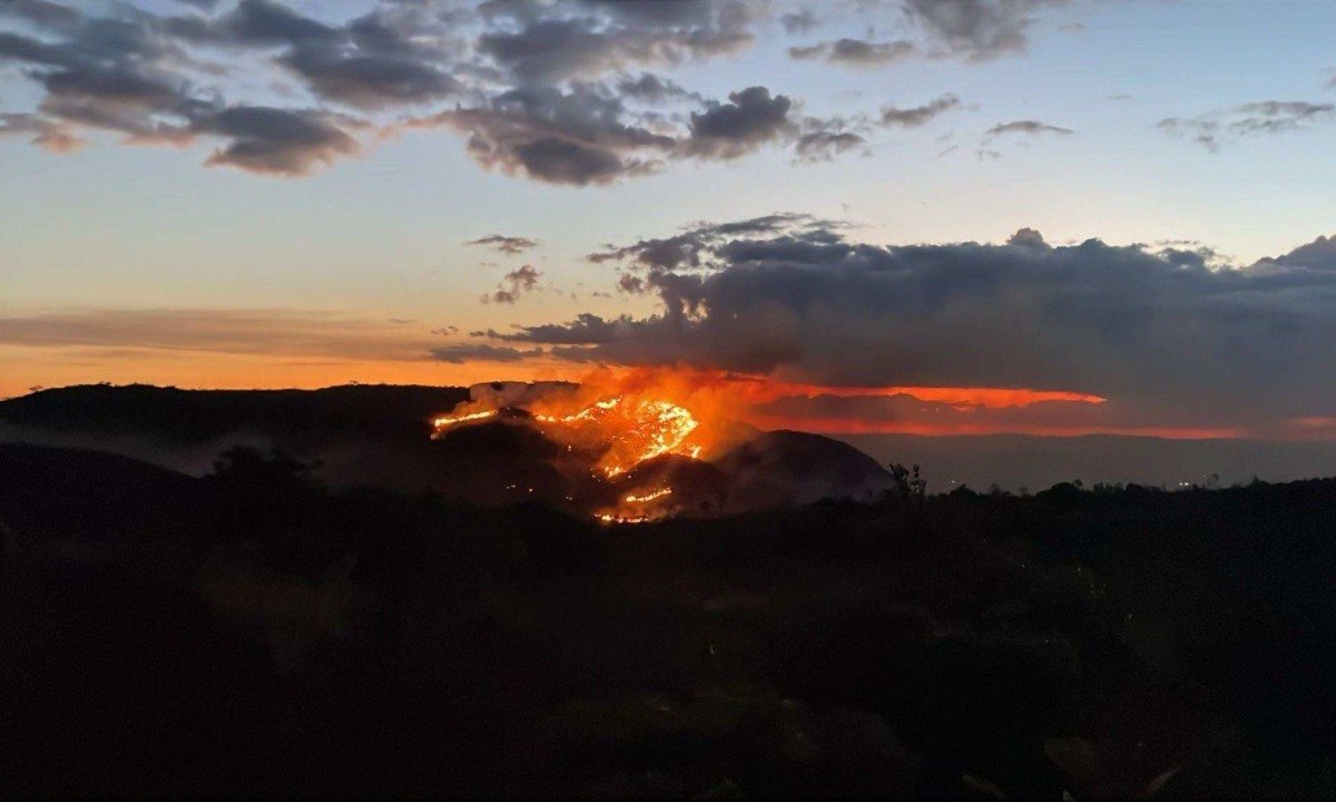 As chamas na vegetação podem ser vistas dos condomínios Retiro do Chalé e Manacás, em Brumadinho -  (crédito: CBMMG)