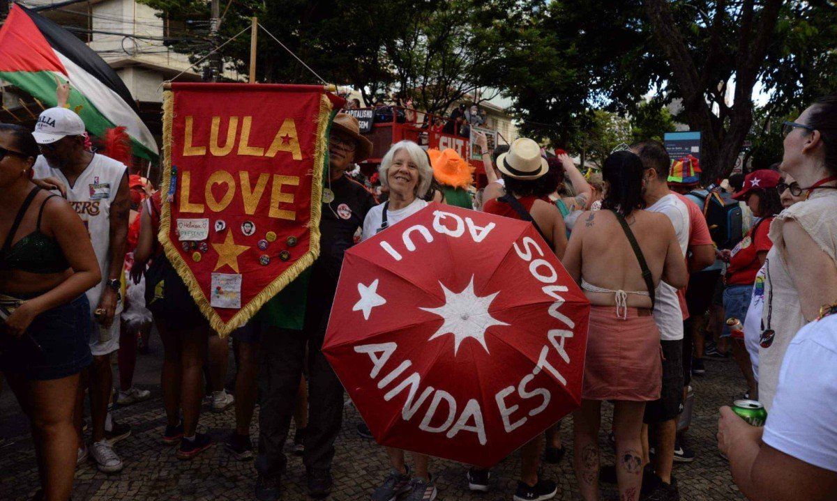 No bloco 'Sou vermelho' a mensagem do filme Ainda estou aqui era repetida por todos os cantos e acompanhada do coro 'sem anistia' -  (crédito: Tulio Santos/EM/D.A. Press)