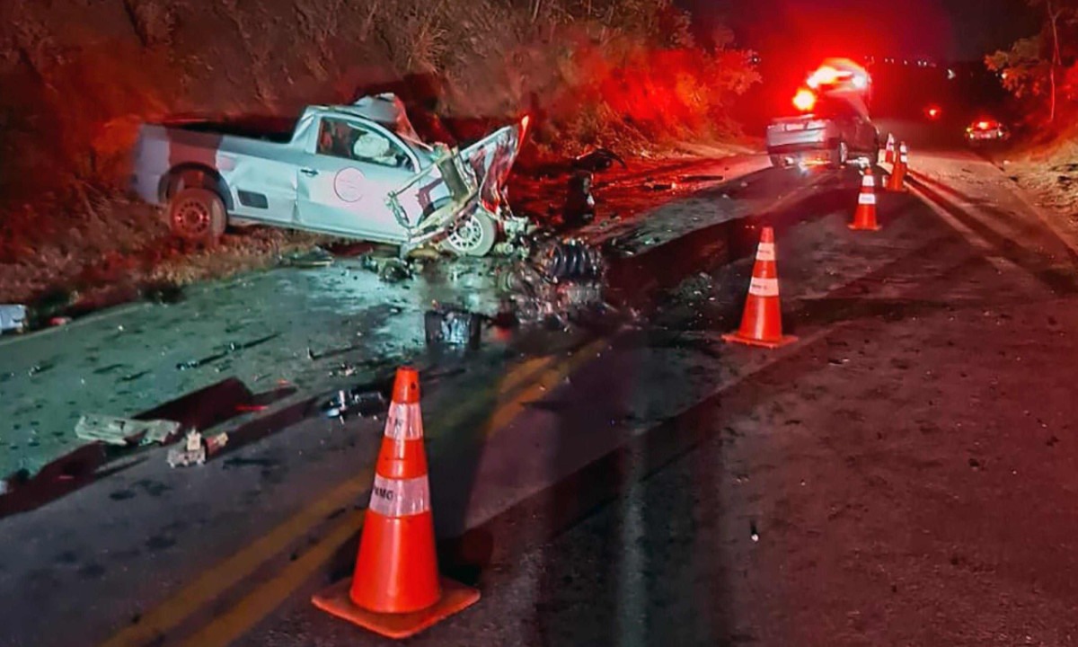 Pick-up Saveiro bateu de frente e motorista morreu em acidente dom três veículos de cinco feridos na MG-238 -  (crédito: Divulgação/CBMMG)