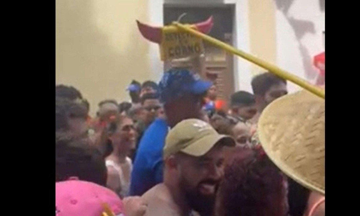 De forma irreverente, ele faz a alegria dos foliões quando coloca o detector próximo de alguma pessoa -  (crédito: José Matheus Santos)