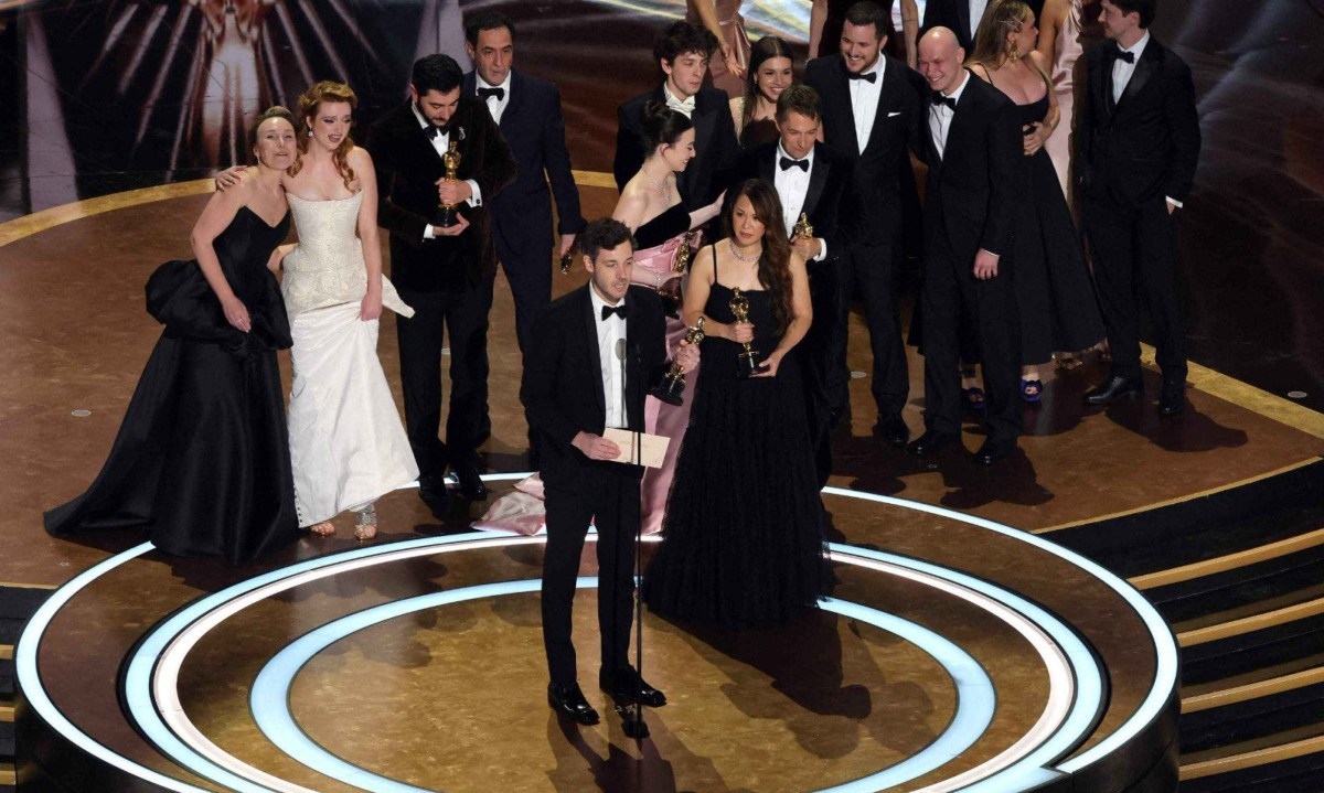 Elenco de Anora após receber o Oscar de Melhor Filme -  (crédito: KEVIN WINTER/Getty Images via AFP)