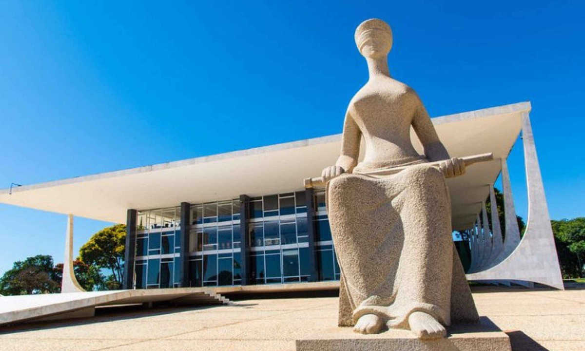 Mulher escreveu 'perdeu man&eacute;' com um batom na est&aacute;tua 'A Justi&ccedil;a', na Pra&ccedil;a dos Tr&ecirc;s Poderes, em Bras&iacute;lia -  (crédito: Platobr)
