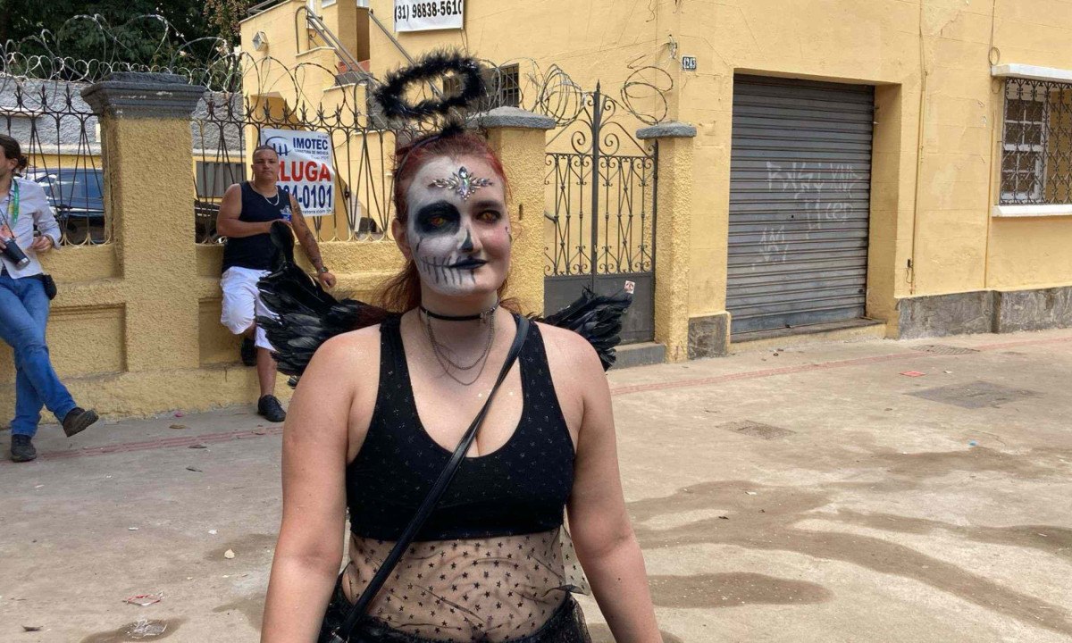 A estudante Camila Corr&ecirc;a, de 29 anos, &eacute; ass&iacute;dua no Alcova Libertina. Para este ano, ela decidiu se fantasiar de &lsquo;Anjo da Morte&rsquo; -  (crédito: Mariana Costa/EM/D.A)